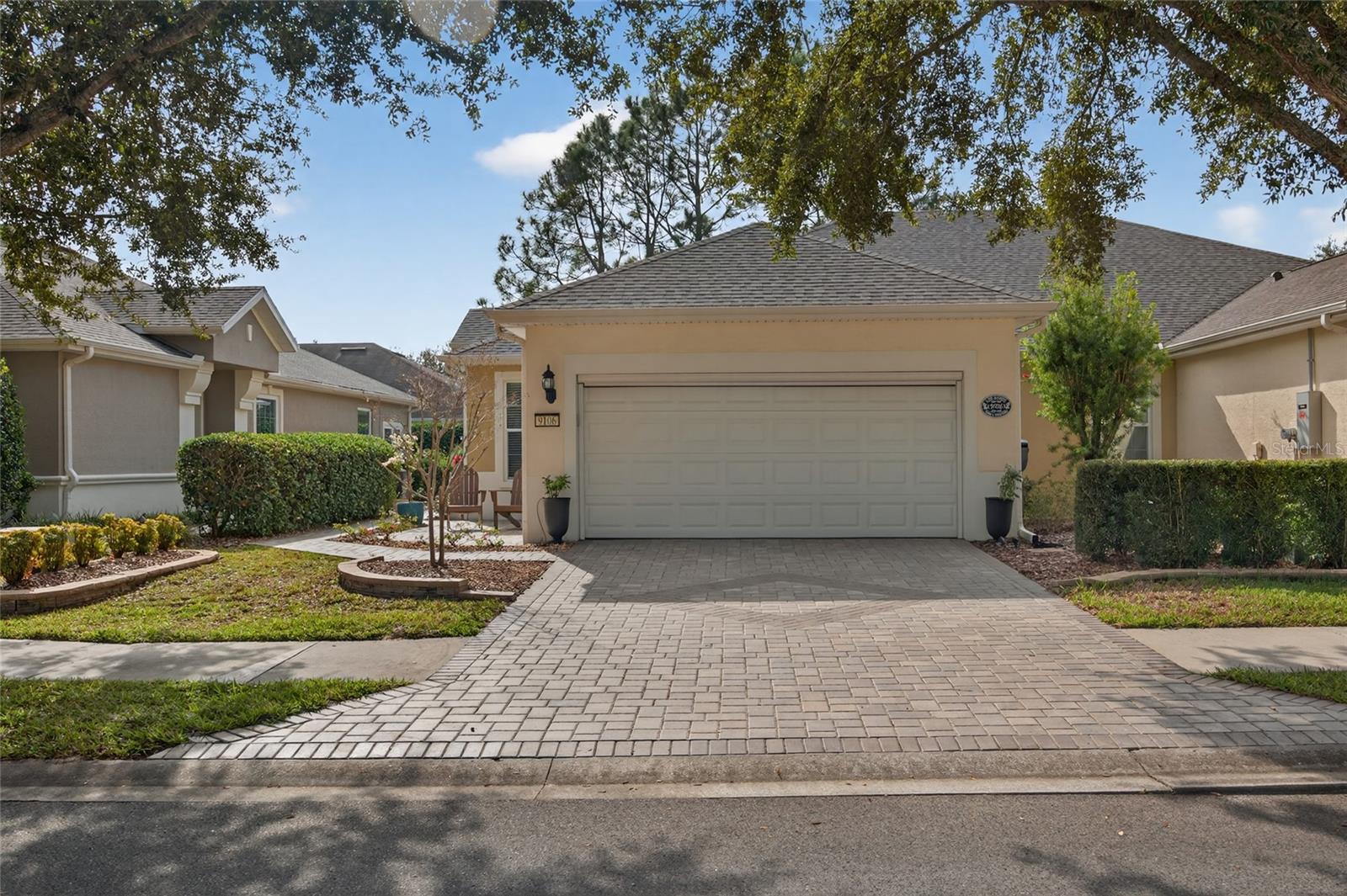 Front of villa with with pavers on driveway