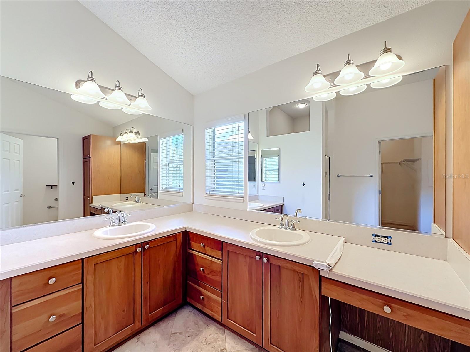 863 CASTLEBERRY CIRCLE, The Villages, FL 32162