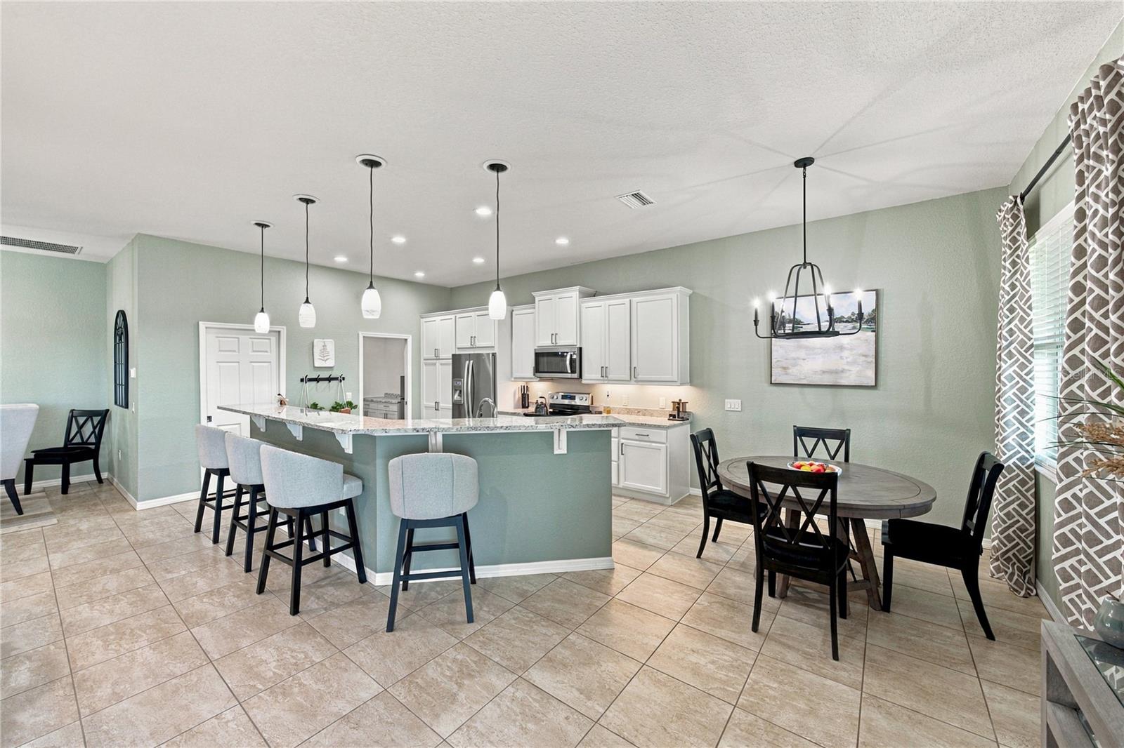 Kitchen & breakfast nook