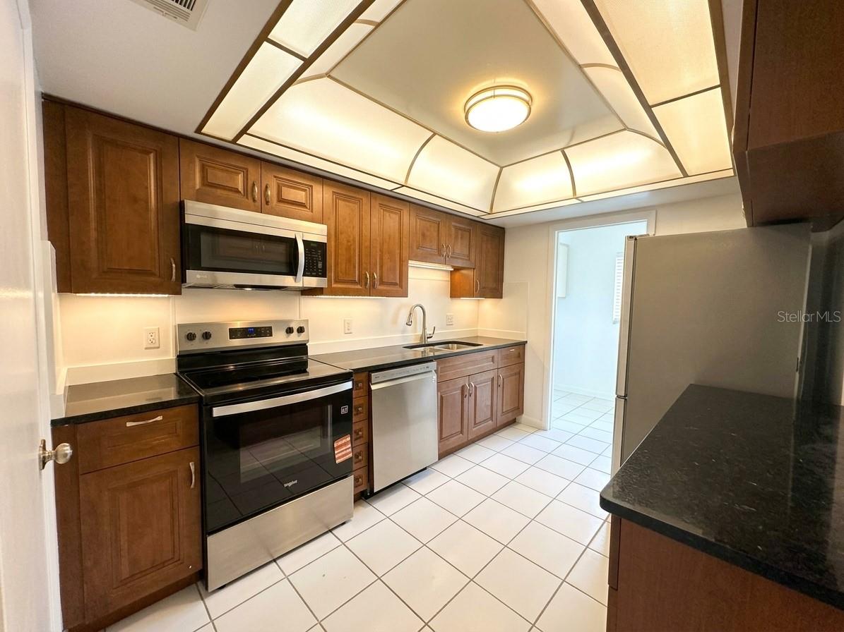 1130 N LAKE PARKER AVENUE, #B112, Lakeland, FL 33805
