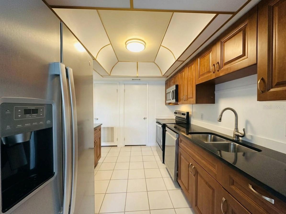 1130 N LAKE PARKER AVENUE, #B112, Lakeland, FL 33805