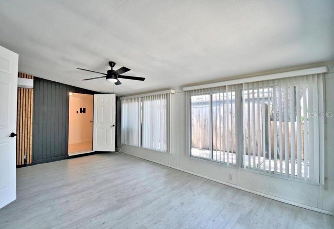 4th Bedroom / Bonus Room w Closet and Laundry Room