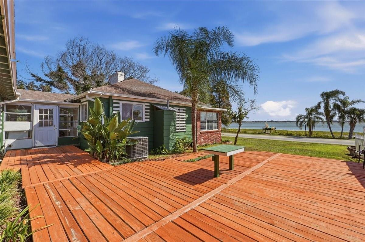 Large sundeck between mainhouse & guesthouse