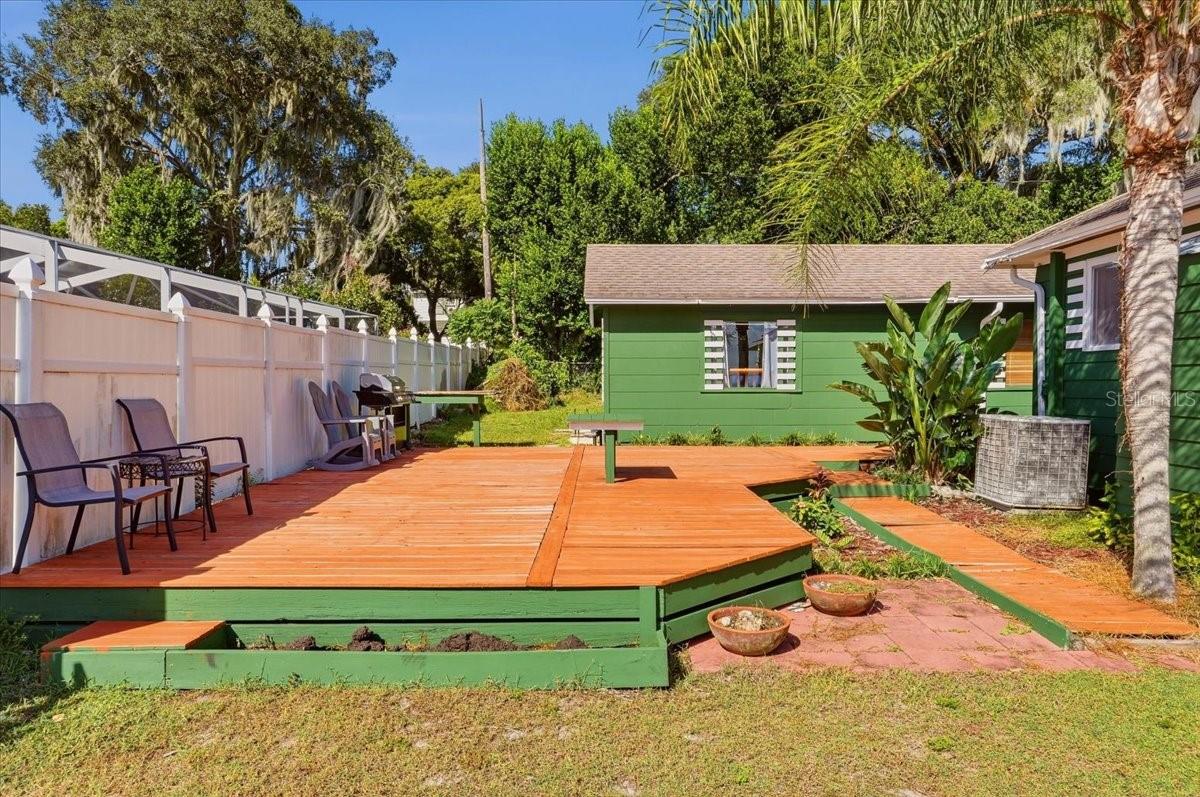 Large sundeck facing Lake Howard