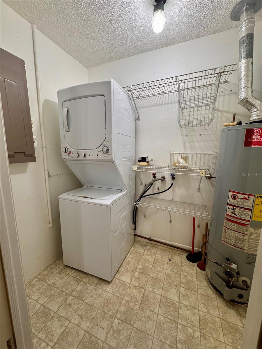 Laundry room (washer/dryer incl)