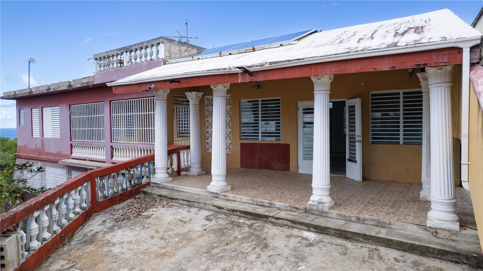 Main entrance - Dead End street. Main entrance - Dead End street.