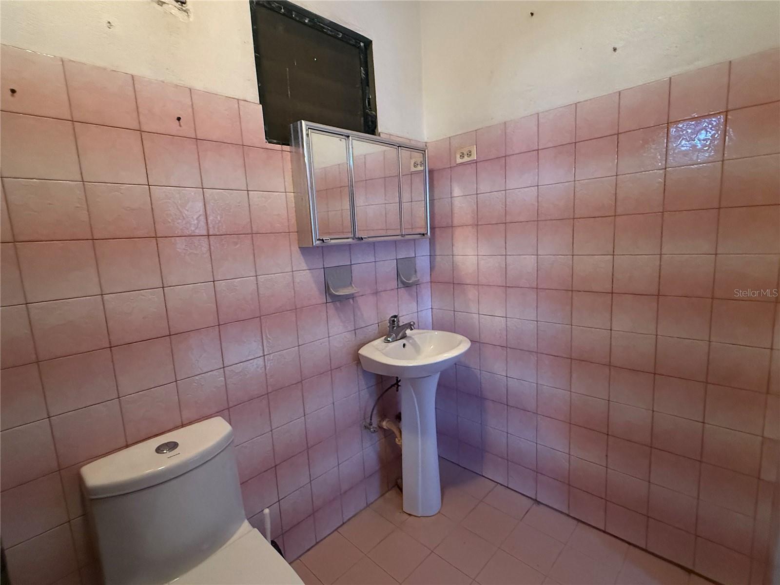 2nd bedroom ensuite bathroom