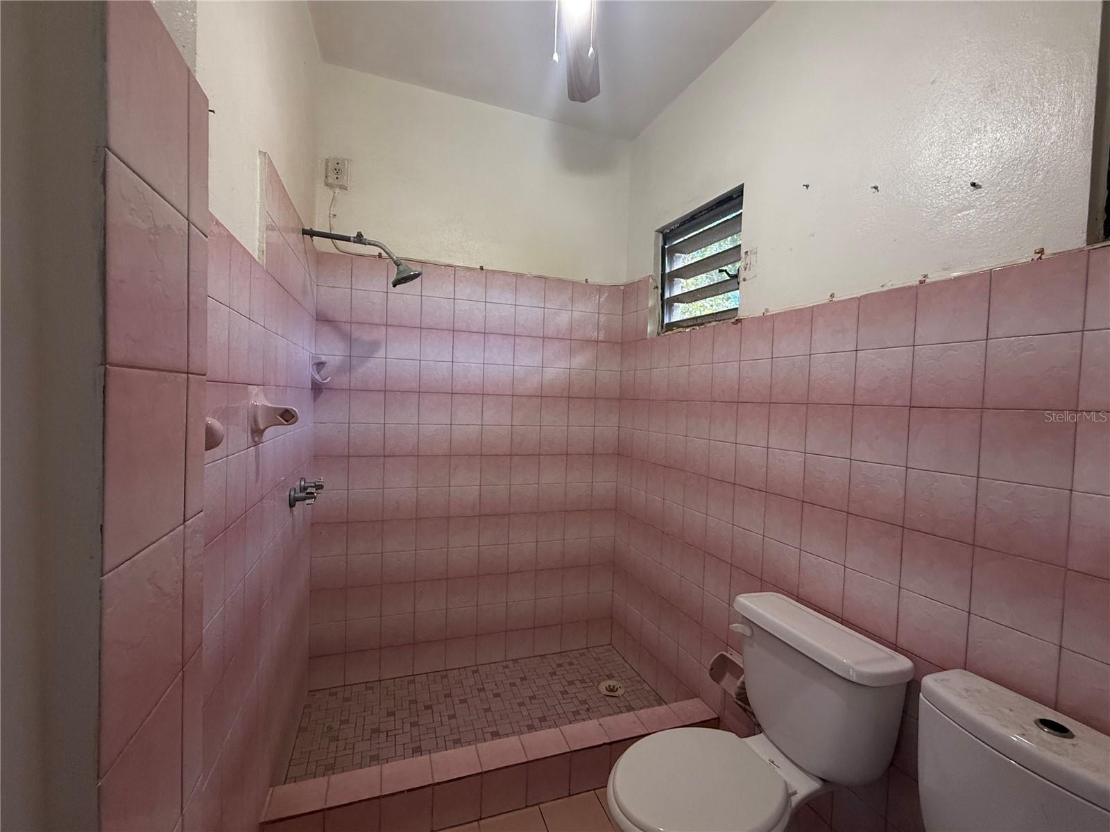 1st Bedroom Ensuite Bathroom.