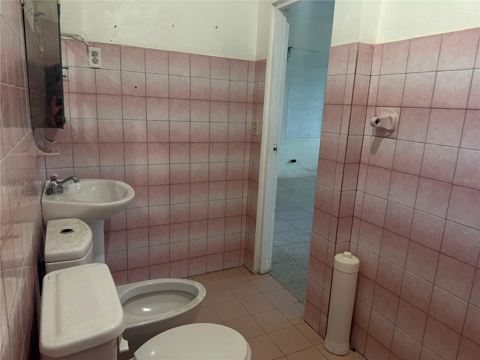 1st Bedroom Ensuite Bathroom.