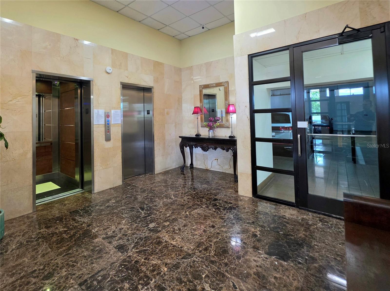 Building's Lobby