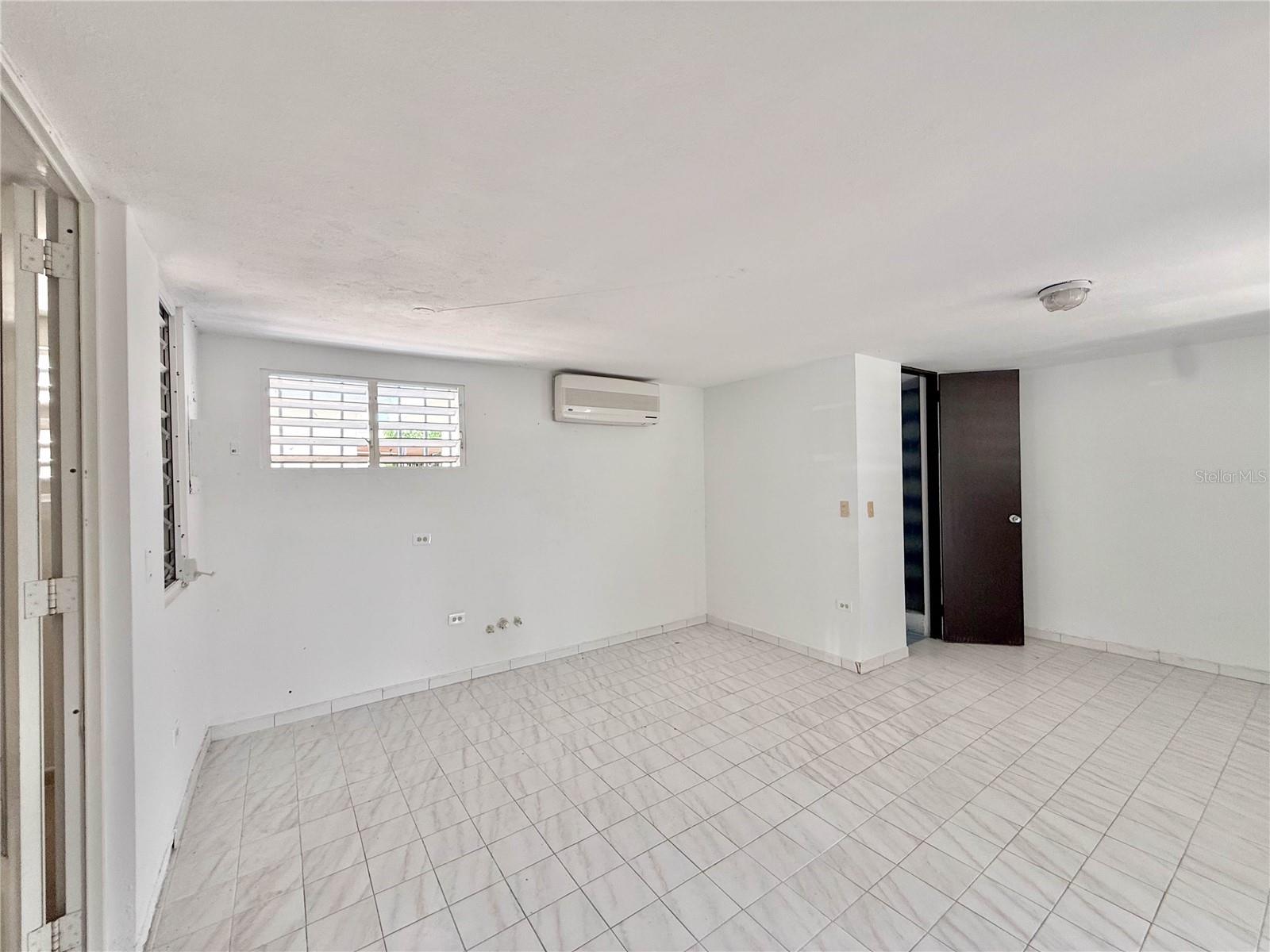 613 URB. VILLA CAROLINA, #241-4, Carolina, PR 00985