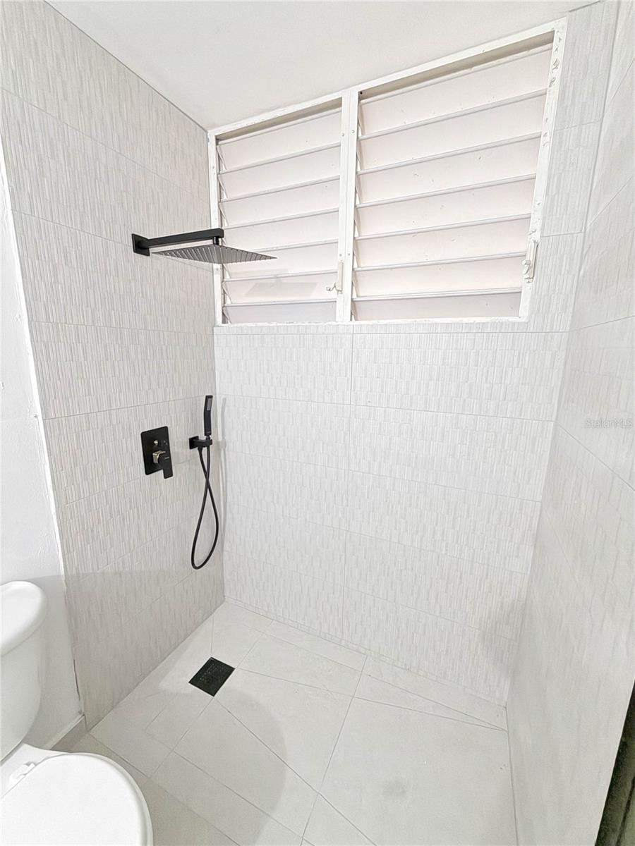 613 URB. VILLA CAROLINA, #241-4, Carolina, PR 00985