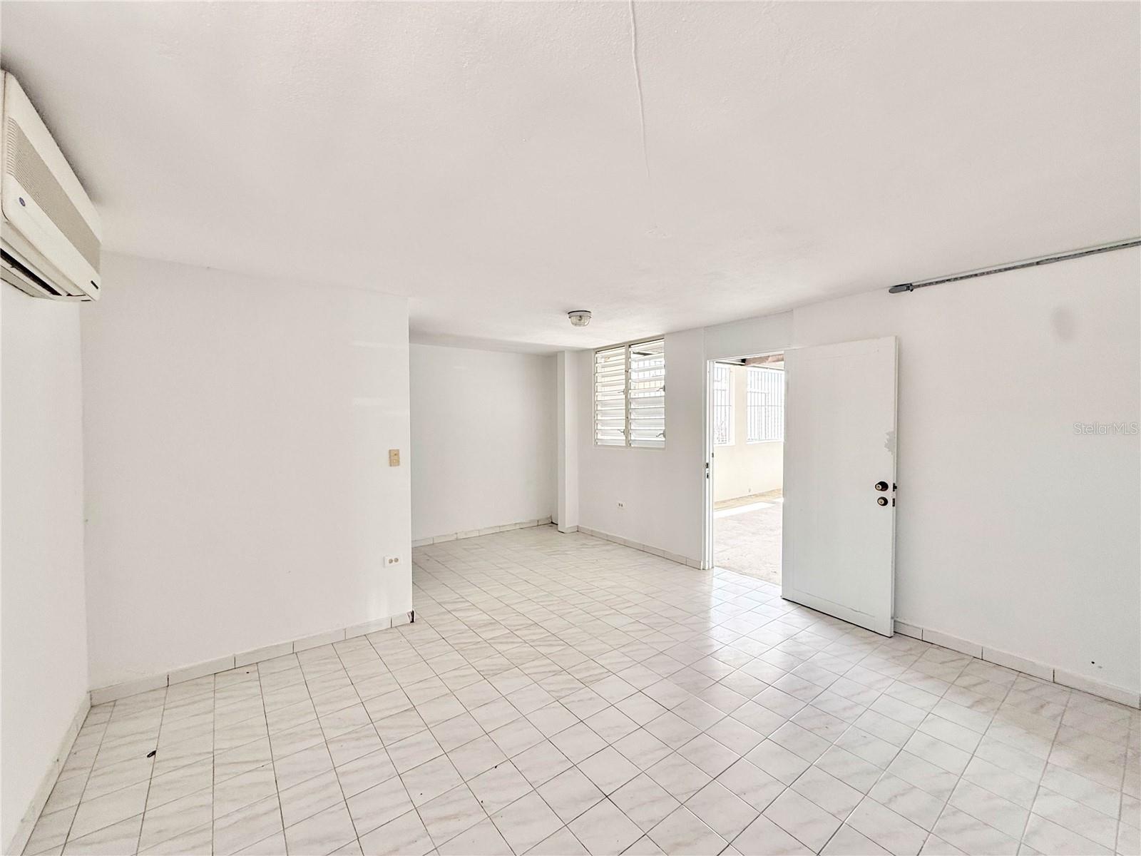 613 URB. VILLA CAROLINA, #241-4, Carolina, PR 00985