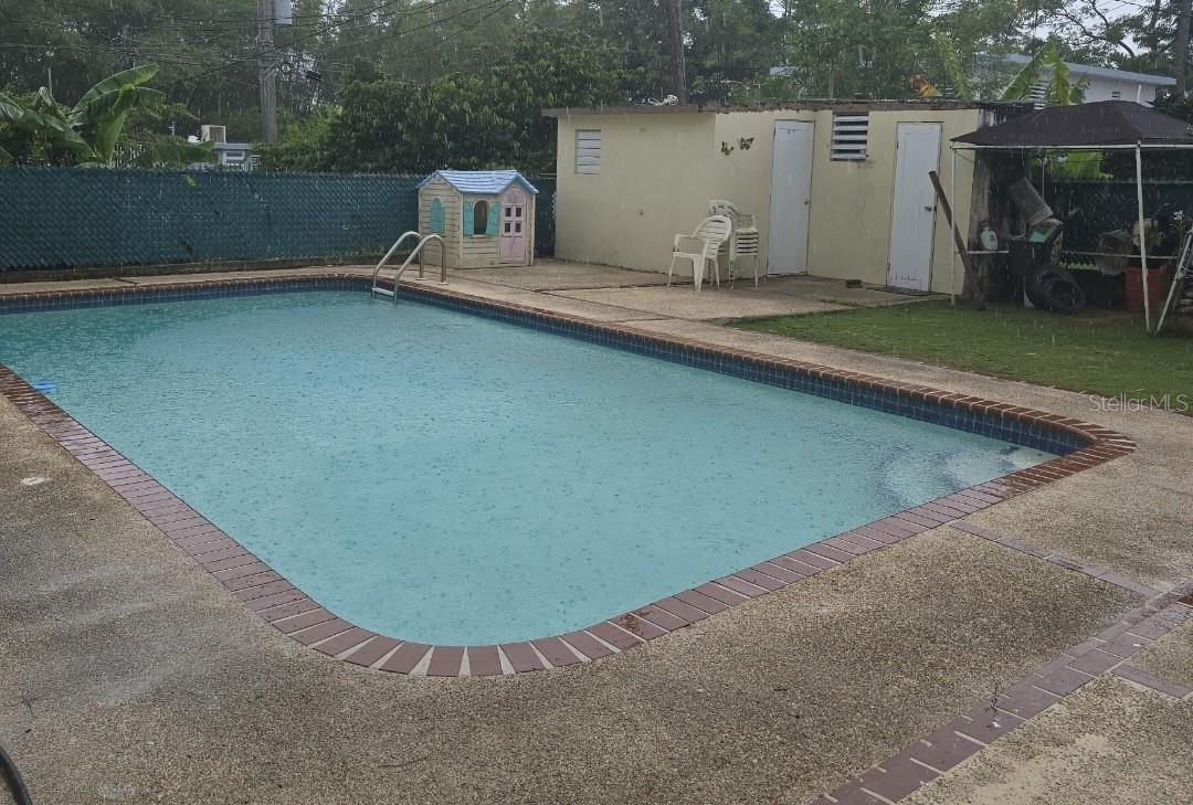 Piscina en patio trasero