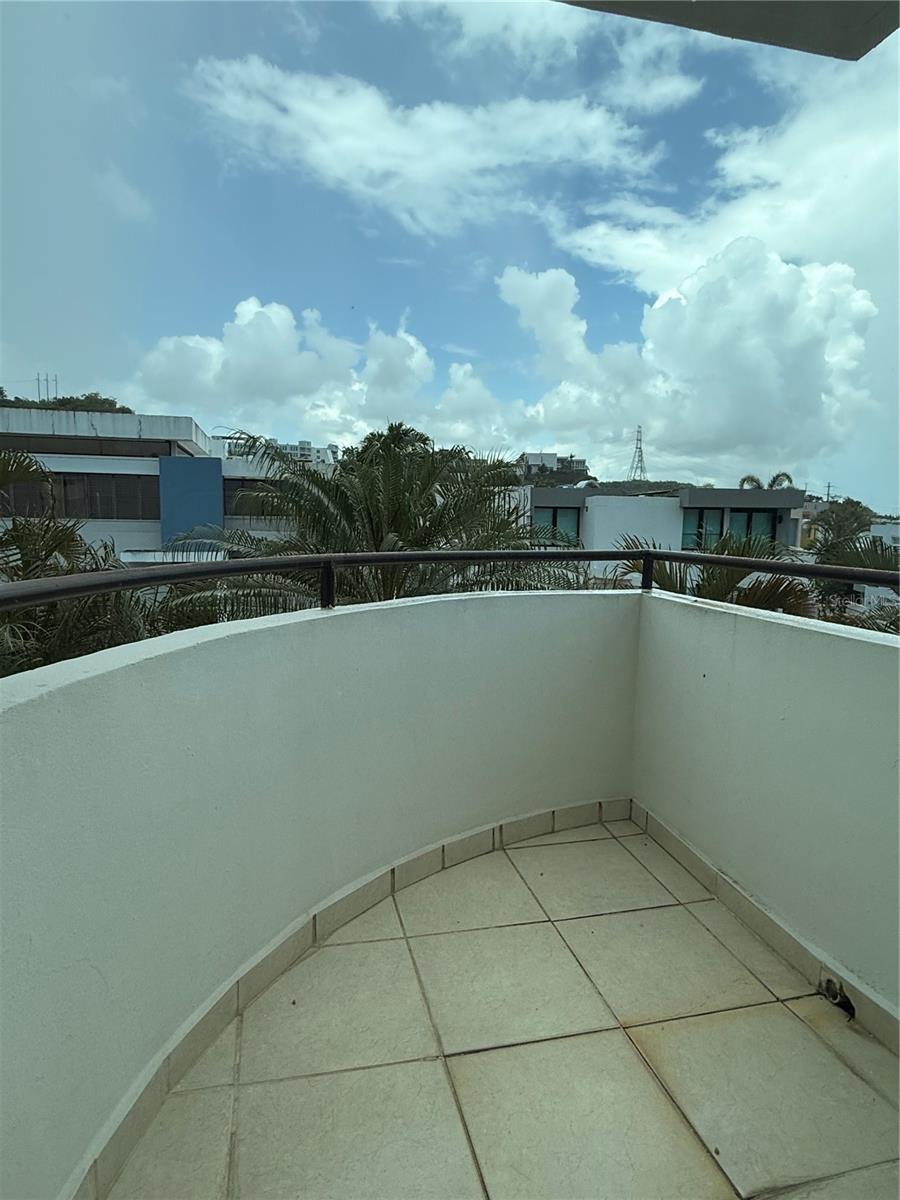 Balcony primary room