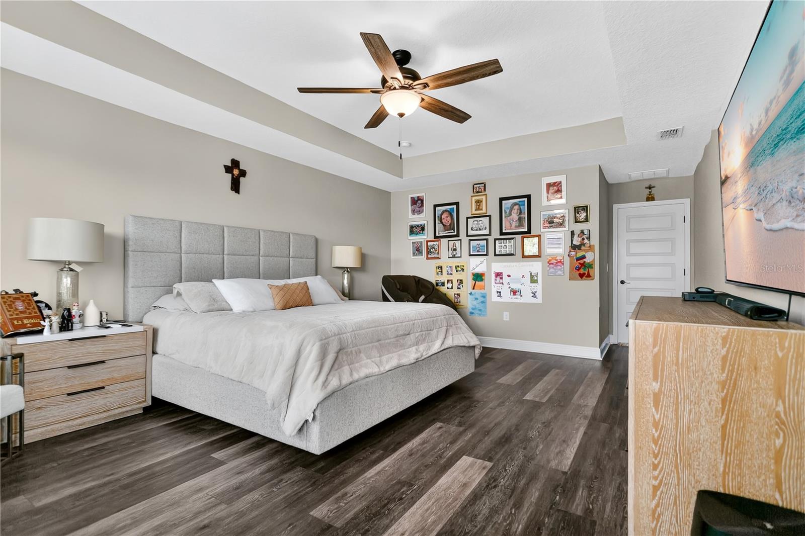 PRIMARY BEDROOM / UPSTAIRS