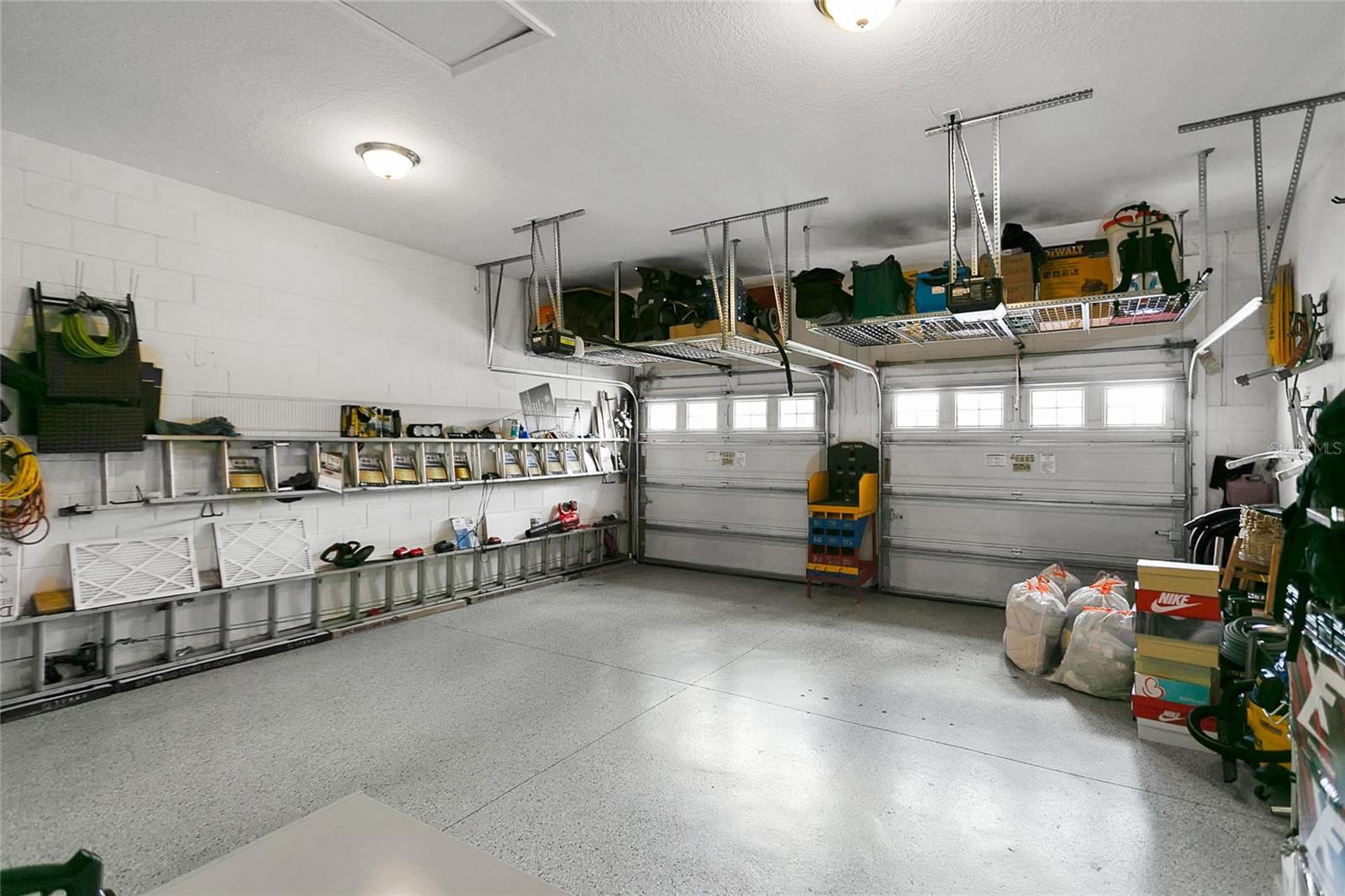 TANDEM GARAGE / 3 SPOTS