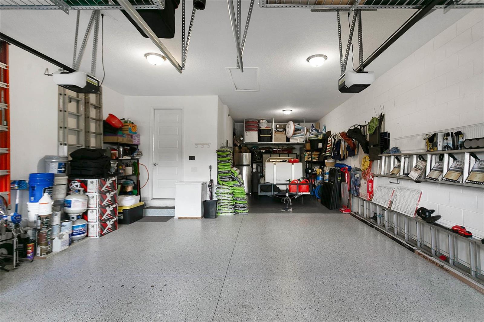 TANDEM GARAGE / 3 SPOTS