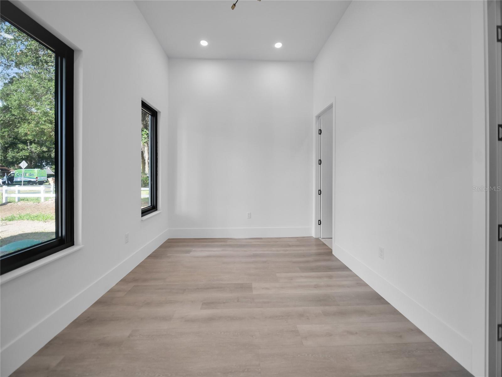 Secondary bedroom with modern finishes