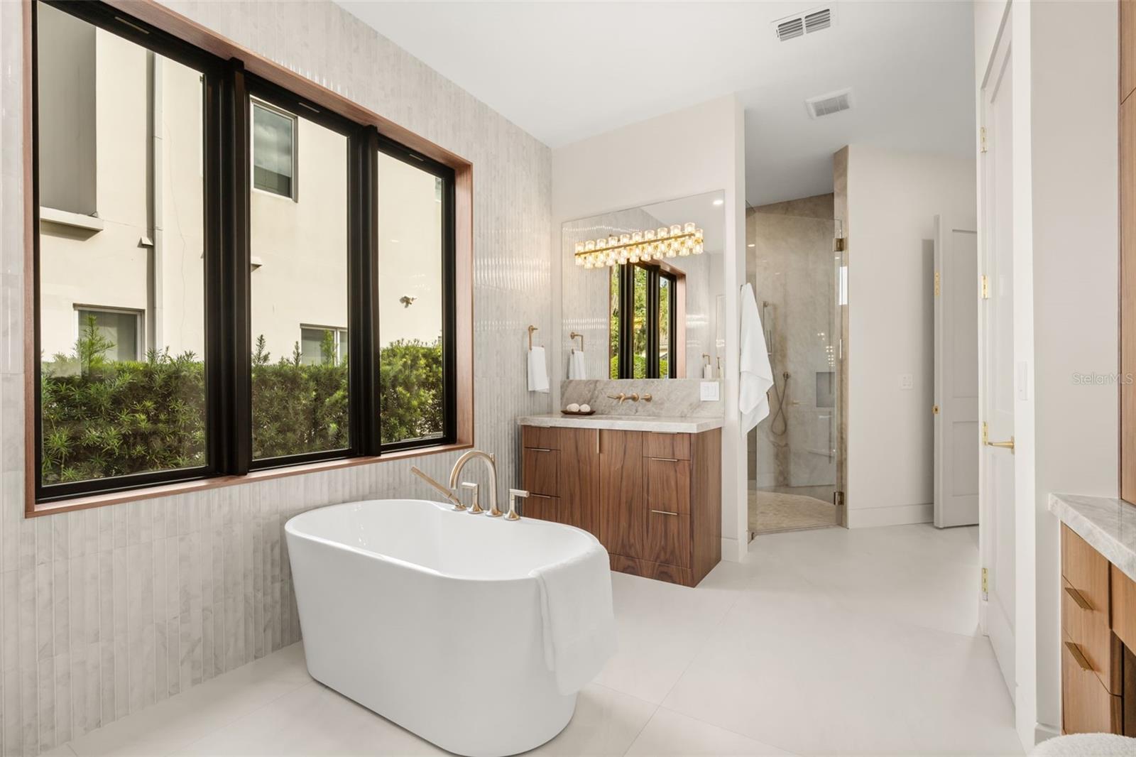 Free standing tub