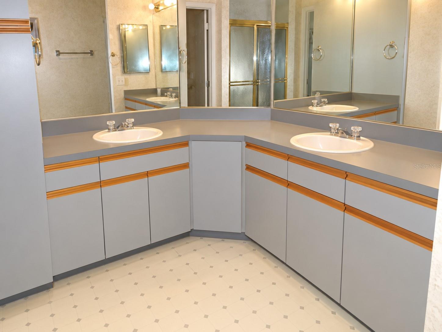 Primary bath with dual sinks