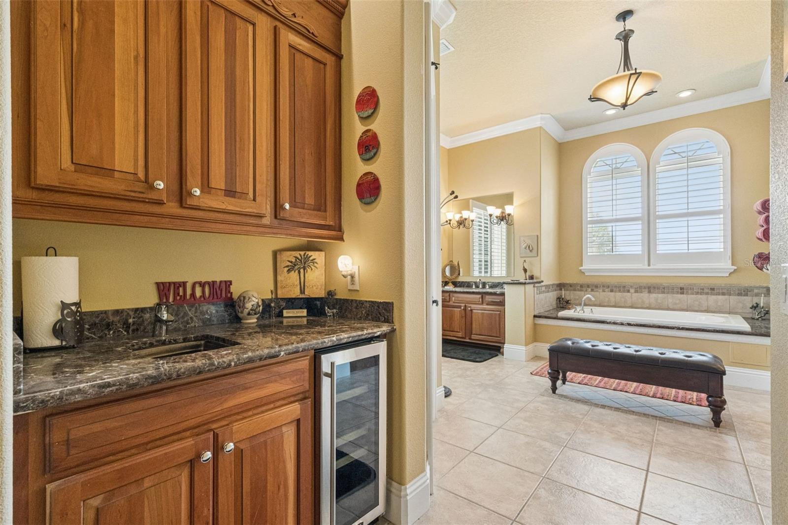 1st floor guest suite wet bar