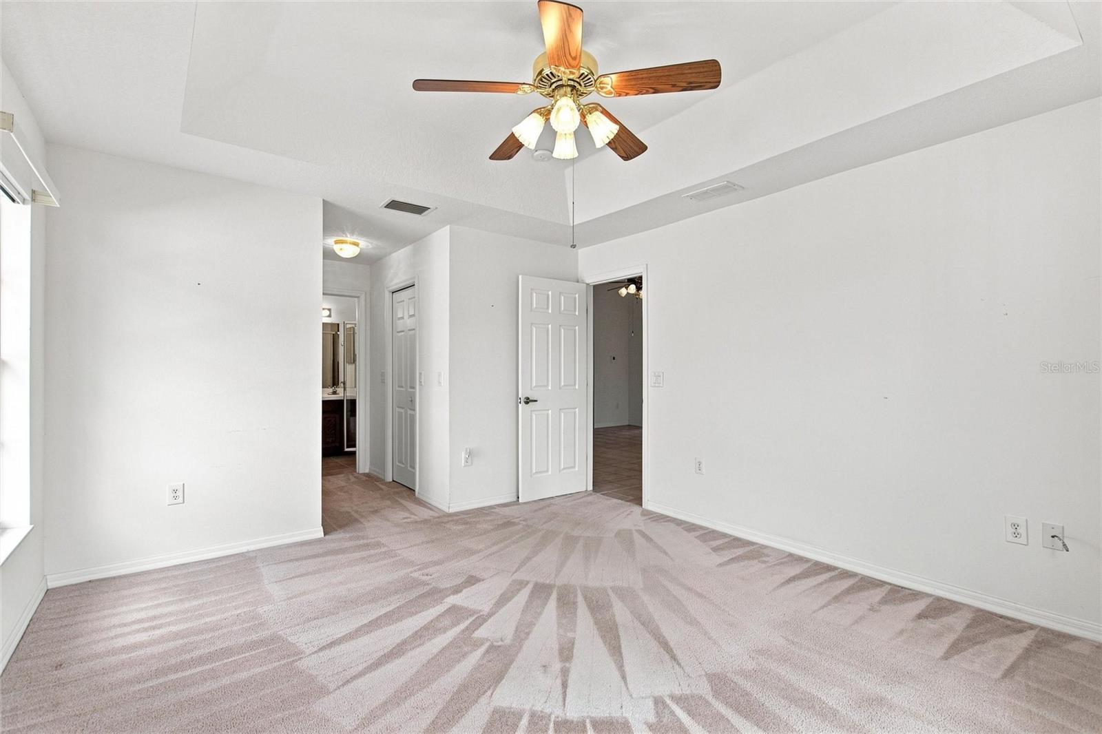 Primary en suite bedroom has 2 walk-in closets