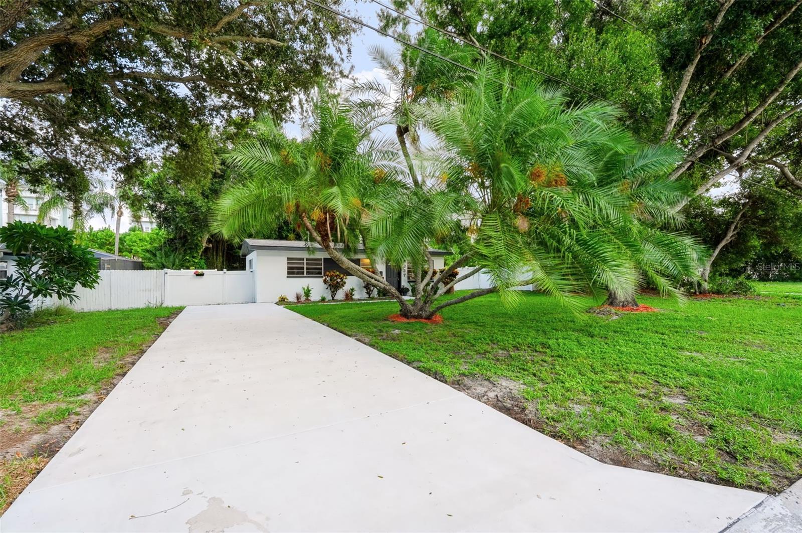 327 BARBARA CIRCLE, Belleair, FL 33756