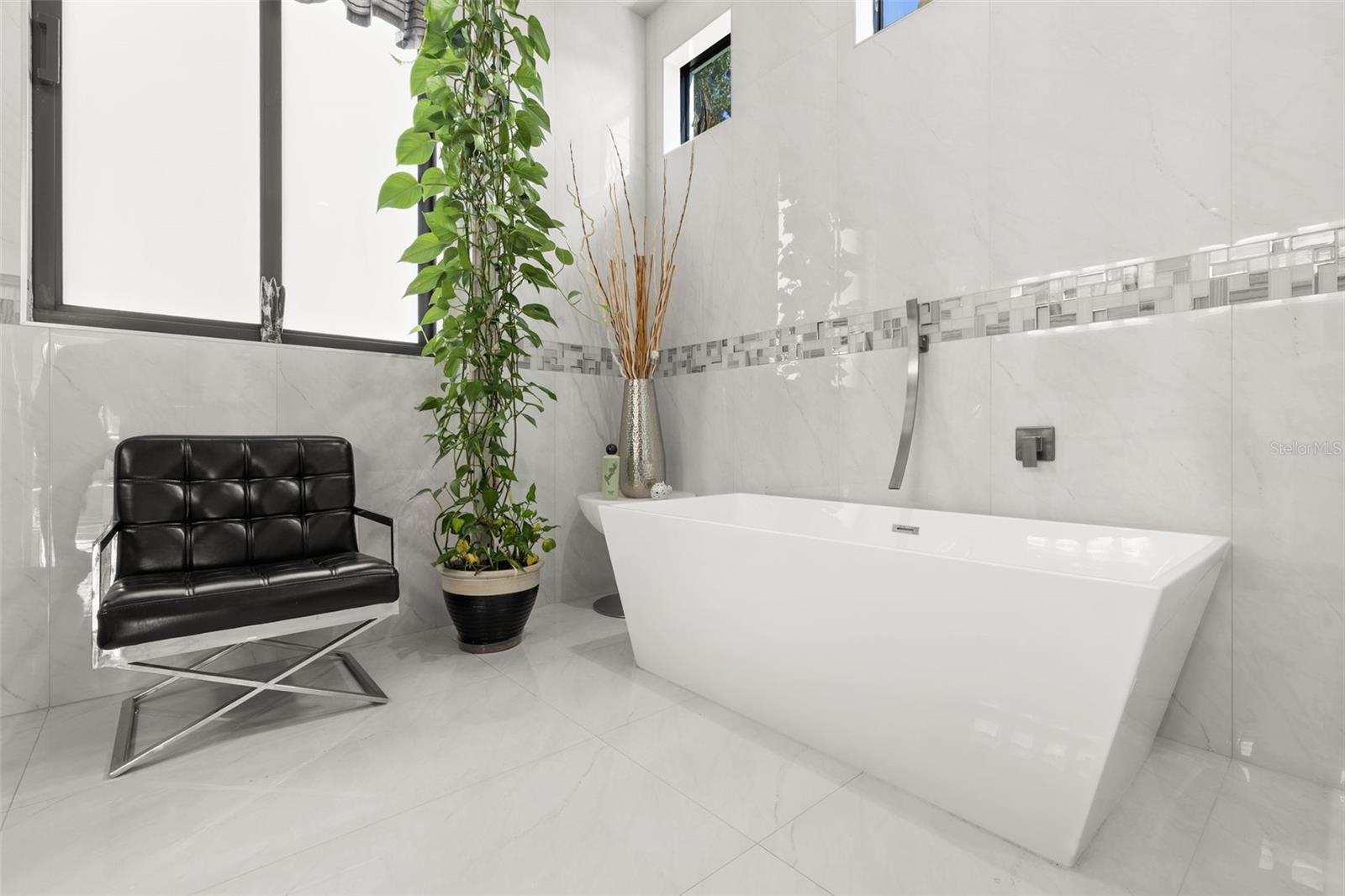 Freestanding soaking tub