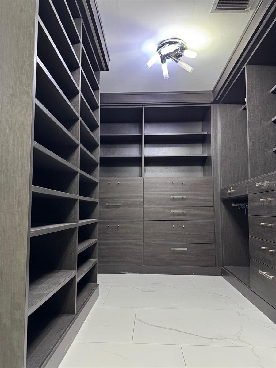 PRIMARY BEDROOMS WALK-IN CLOSET