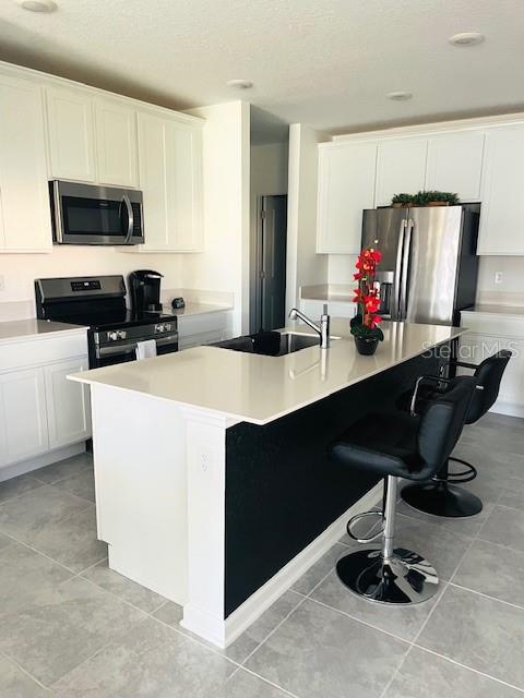 Large Kitchen Island w/Quartz Countertops & Recessed Lighting