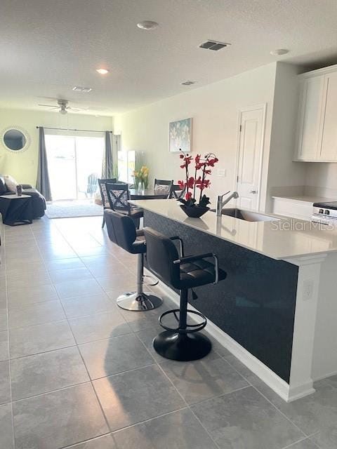 Spacious Open Floorplan w/Kitchen Island
