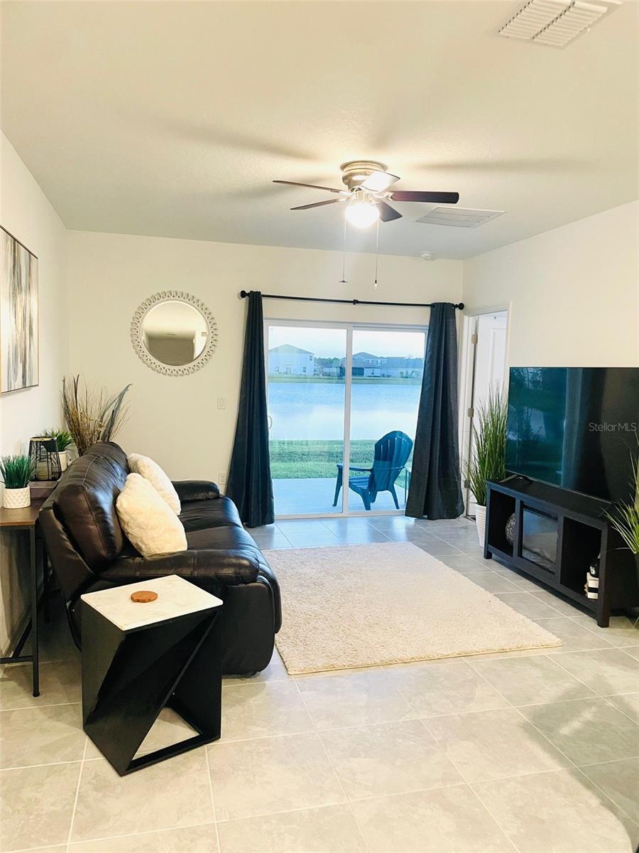 Spacious Living Room w/back yard Lake View