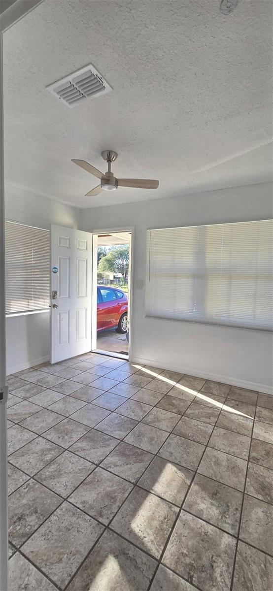 entry room/flex room