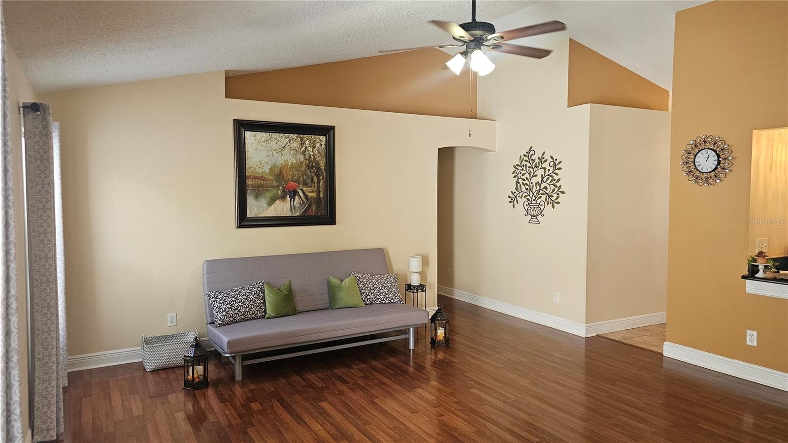 LV Vaulted Ceilings & Decorative Shelving