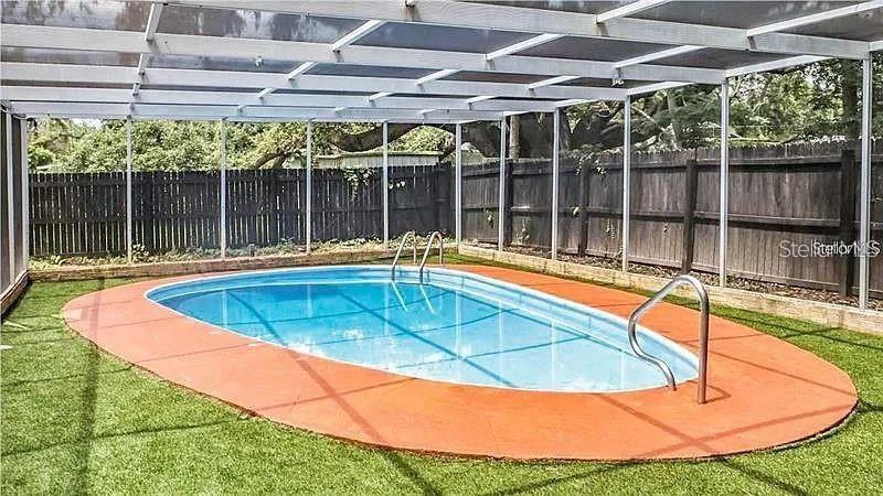 Screened pool
