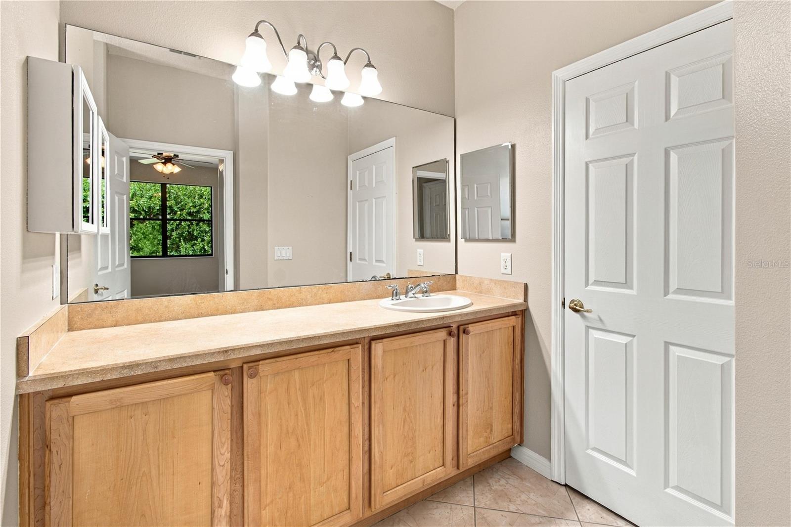 Ensuite Bath w/Raised Vanity