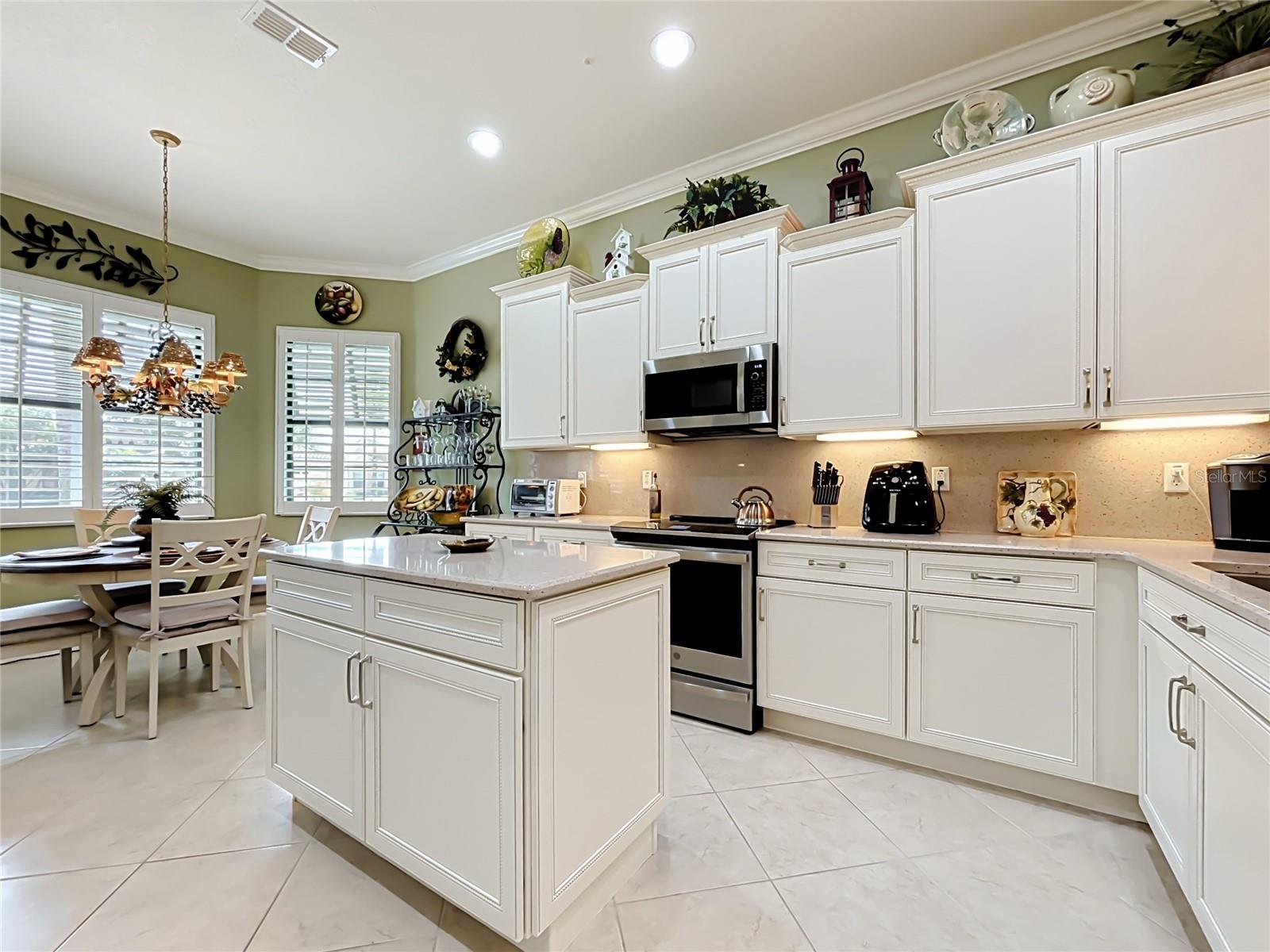 Spacious Kitchen w. Nook Spacious Kitchen w. Nook