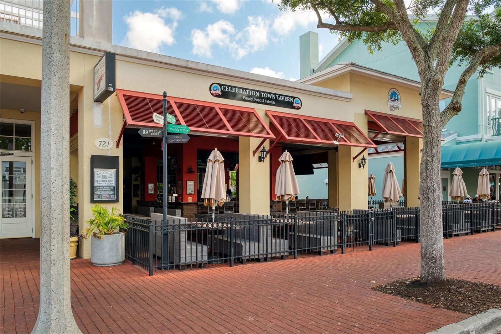 Town Tavern Bar & Outdoor seating