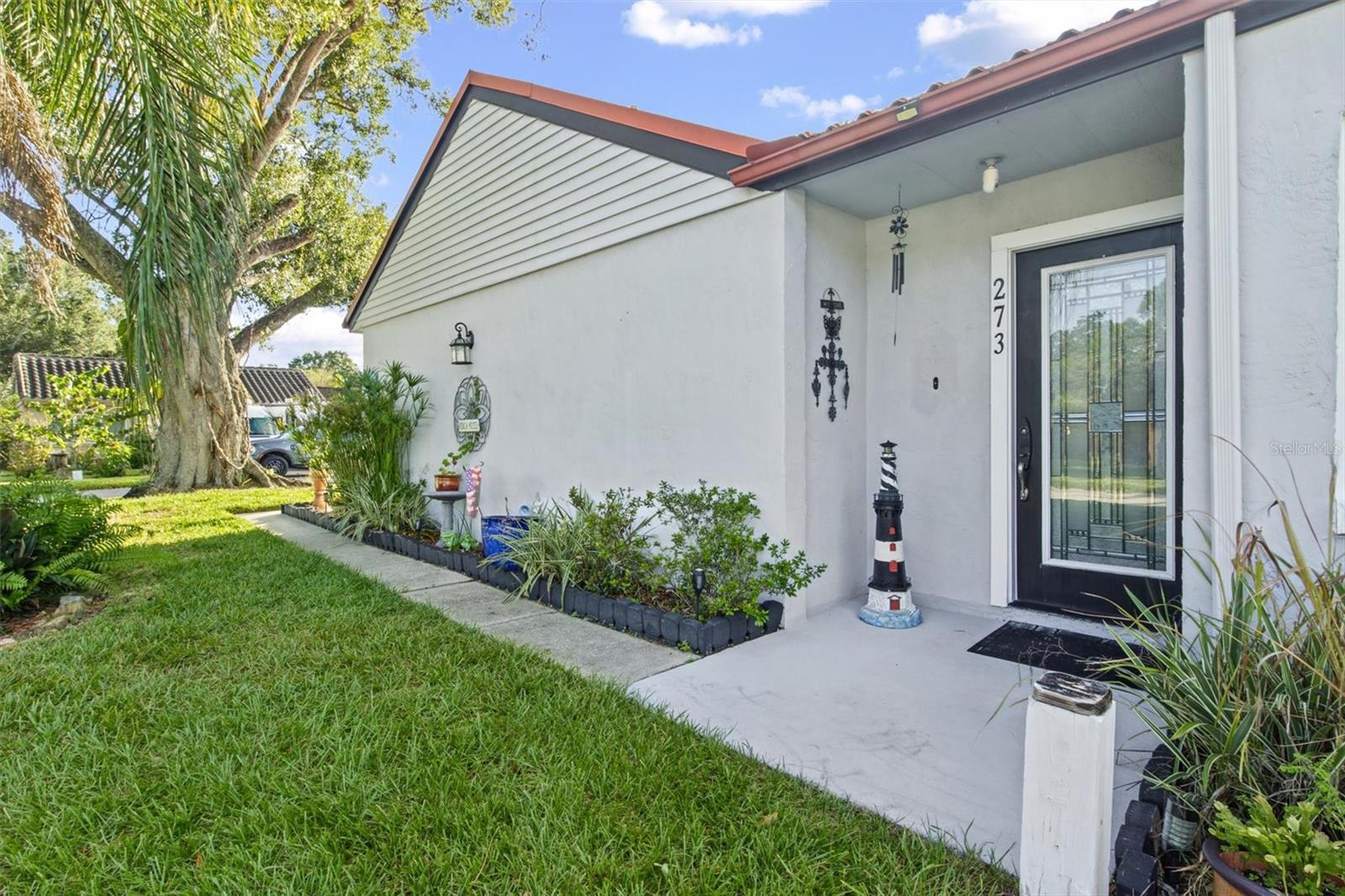 Spacious Corner Lot - Sideentrance