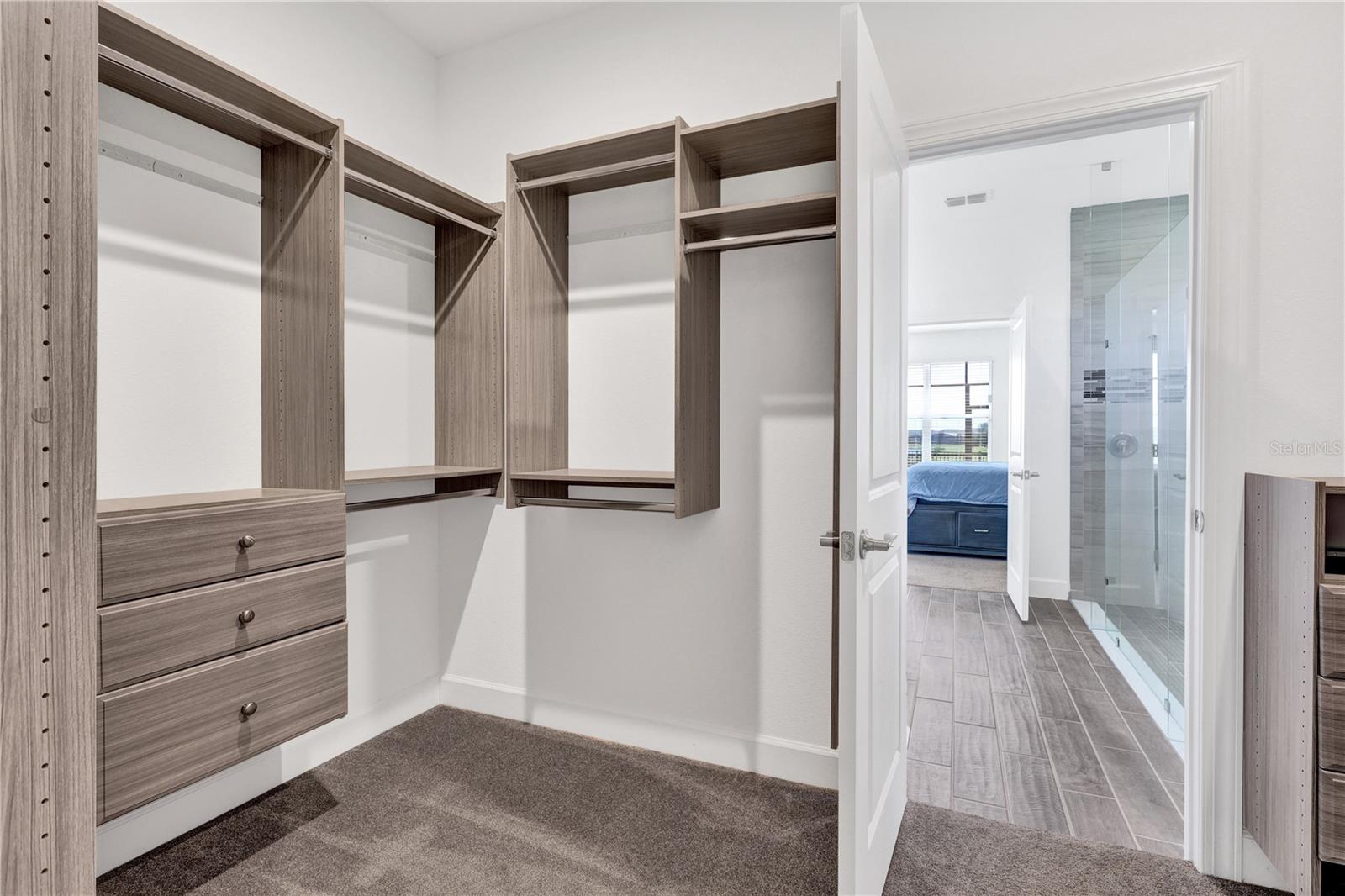 CUSTOM WALK-IN CLOSET