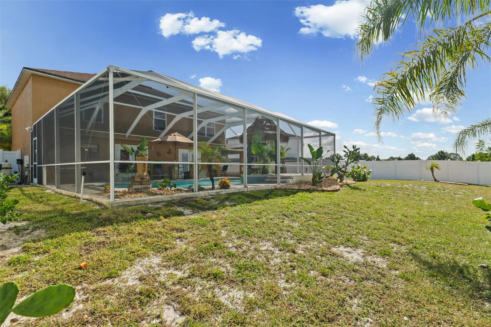 Backyard/Exterior