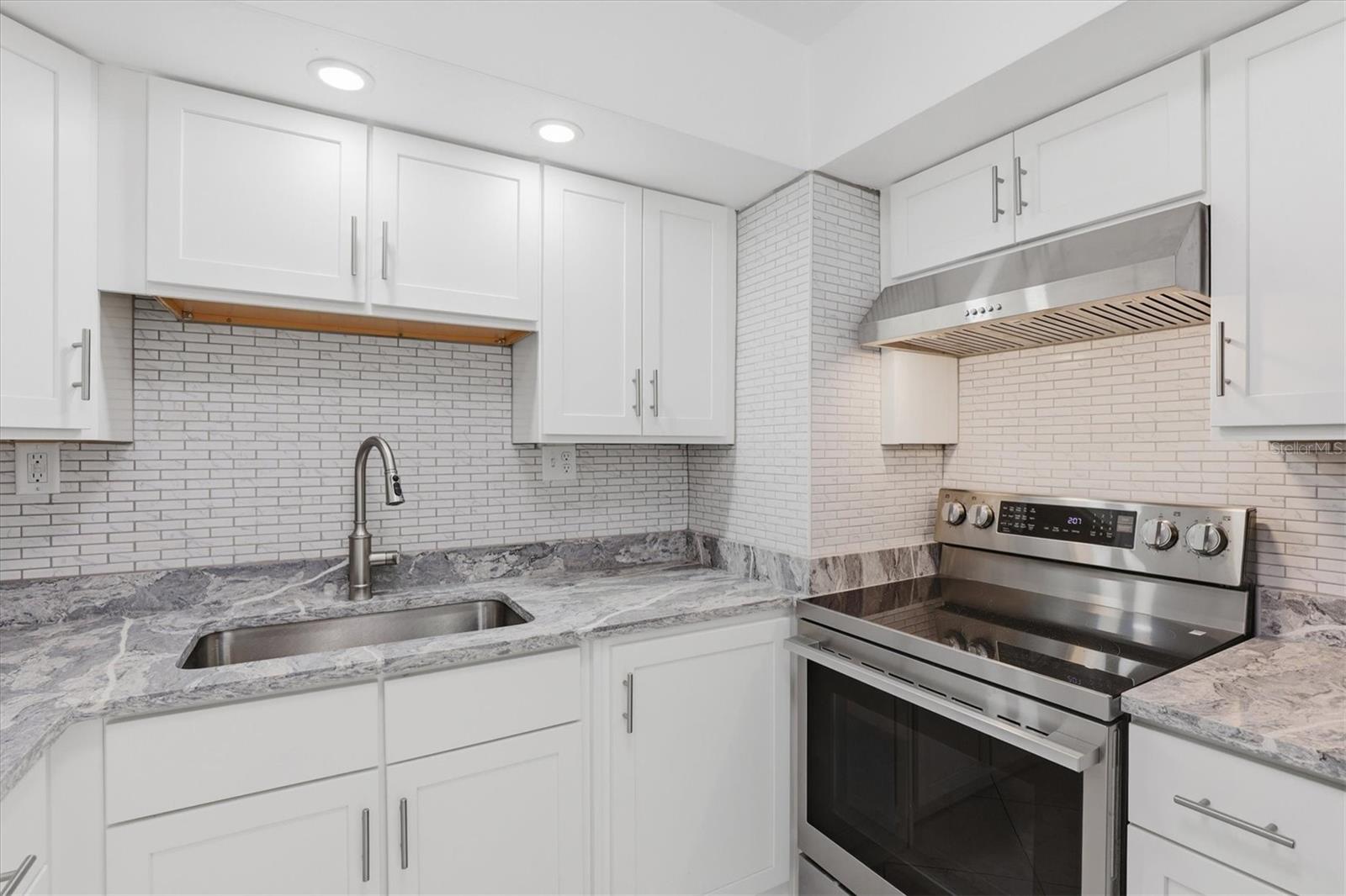 721 BAYSHORE DRIVE, Tarpon Springs, FL 34689