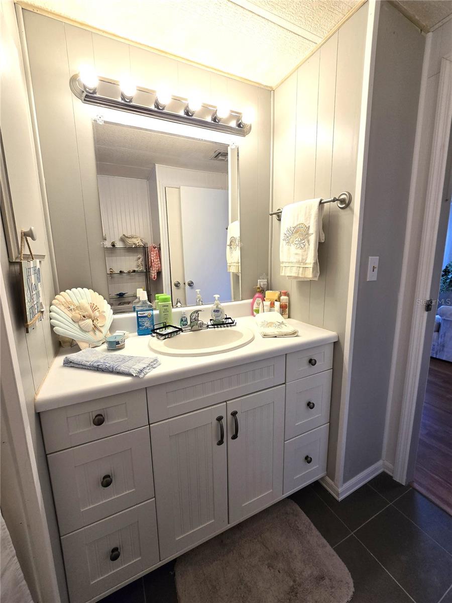 Guest Bath with Tub/shower