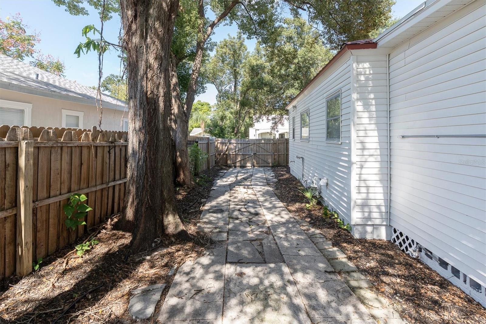 104 W LAMBRIGHT STREET, Tampa, FL 33604