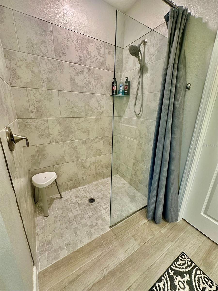 Zero entry shower