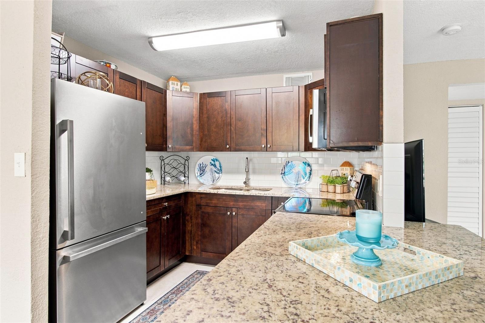 Kitchen w/Granite Countertops