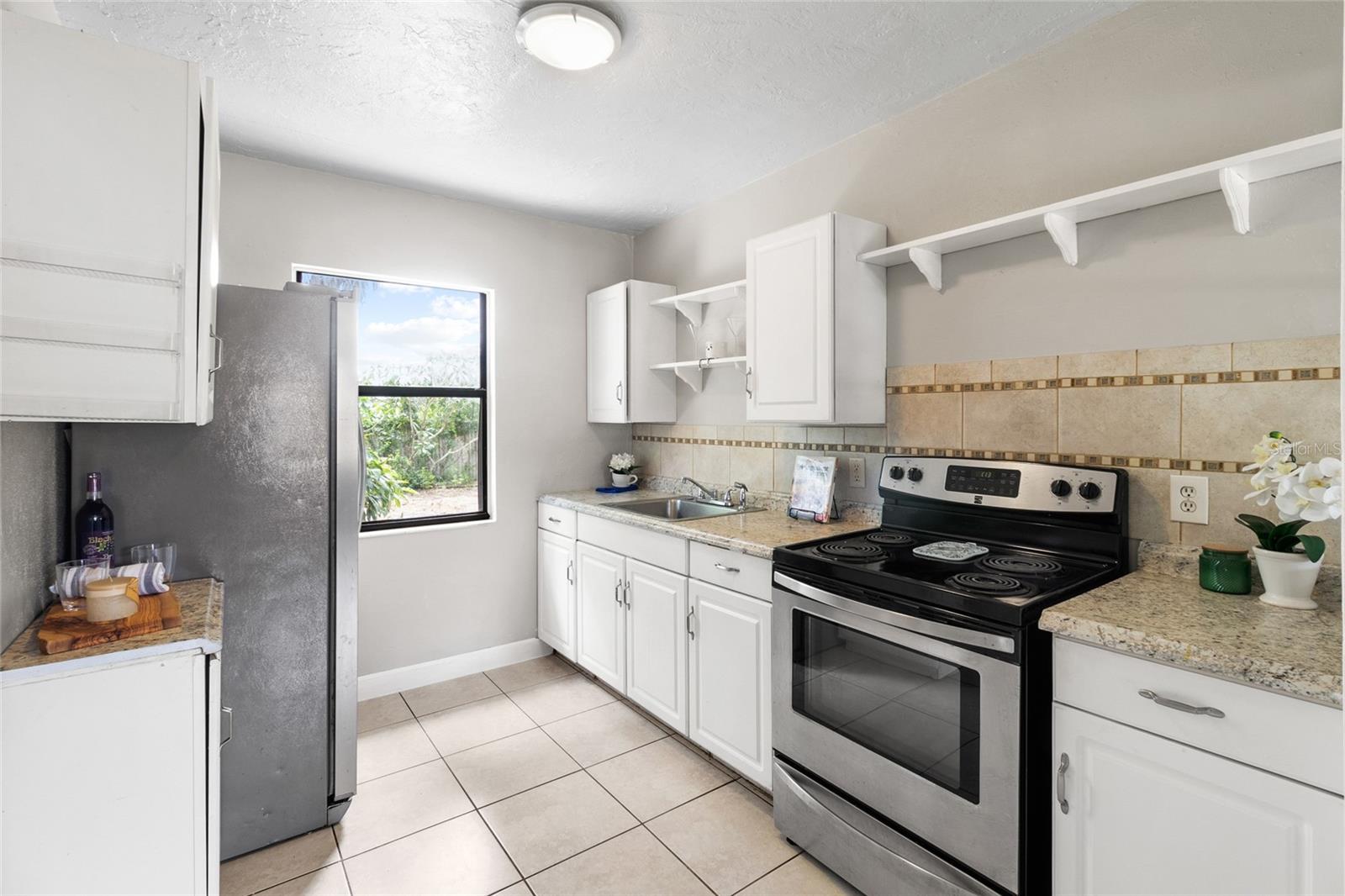 Nice kitchen with appliances included!