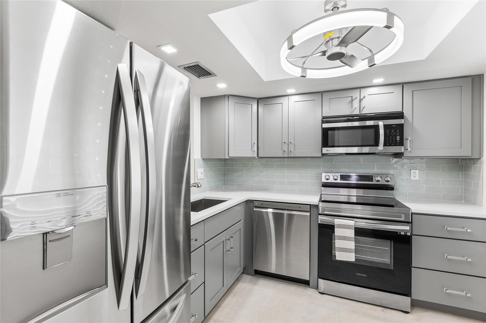 Kitchen (with tray ceiling)