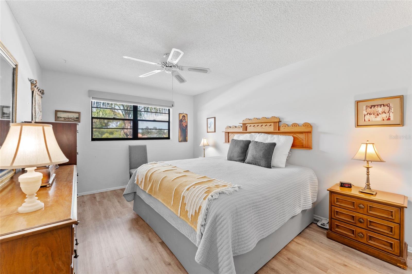 The primary bedroom is overzied, so much room here. You also have a large walk in closet here. Plenty of storage!